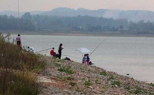 钓鱼挨着大坝怎么样，大坝下面钓鱼？