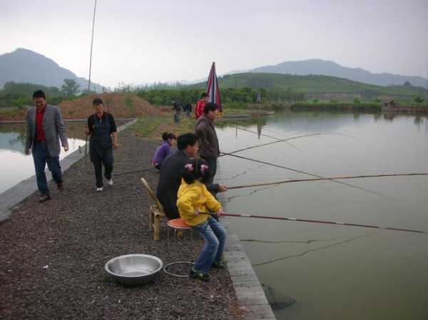 岸边船底钓鱼怎么样，船边好钓鱼吗