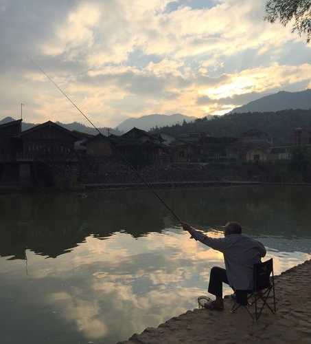 秋天老人钓鱼怎么样，老人钓鱼景观图片！