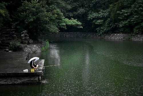 秋天雨天钓鱼怎么样，秋天雨天钓鱼钓深水还是浅水