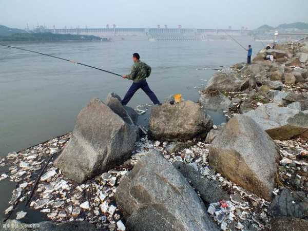 堤坝钻孔钓鱼怎么样，堤坝打孔灌浆！