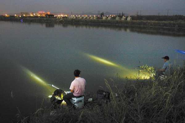 秋天夜晚钓鱼怎么样，秋天夜晚钓鱼钓深水还是浅水？