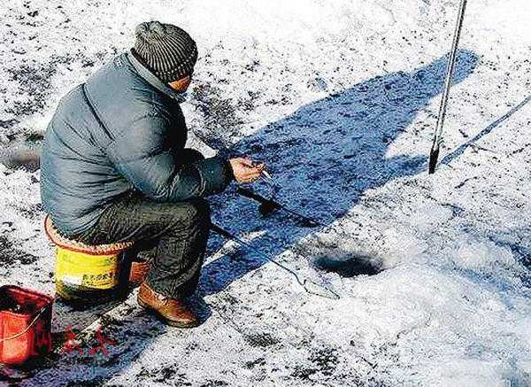 冰面凿冰钓鱼怎么样，凿冰钓鱼视频？