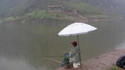 冬天雨天钓鱼怎么样，冬天雨天钓鱼技巧！