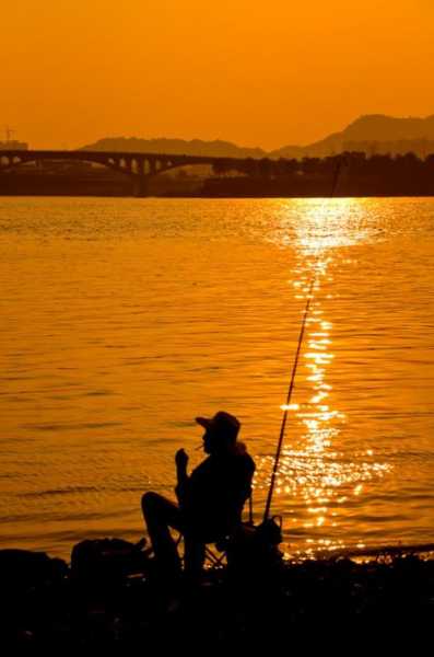 水库夕阳钓鱼怎么样，赞美水库夕阳的诗！