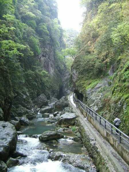 岩鹰水库钓鱼怎么样，岩鹰洞大峡谷门票！